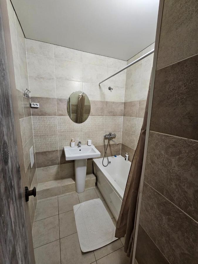 Apartment On Constantin Negruzzi คีชีเนา ภายนอก รูปภาพ